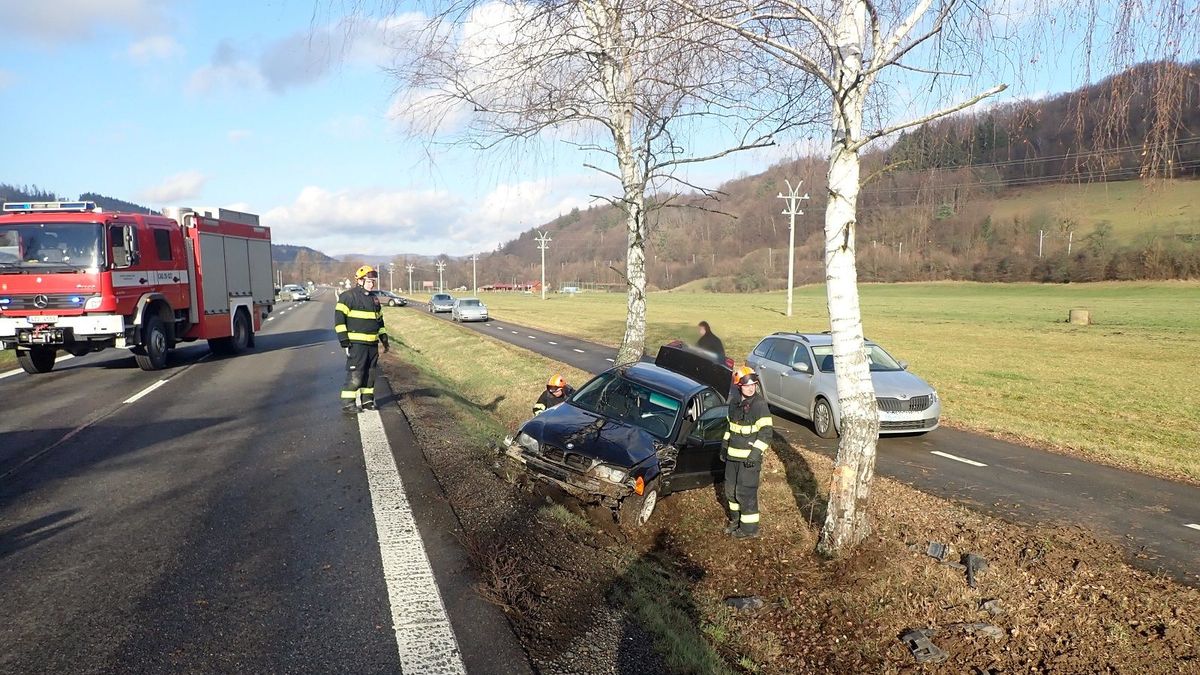 Řidič vyjel na Prostějovsku ze zatáčky a vrazil do stromů, nehodu nepřežil